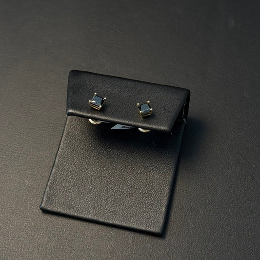 Aretes de bebe en zirconia negra