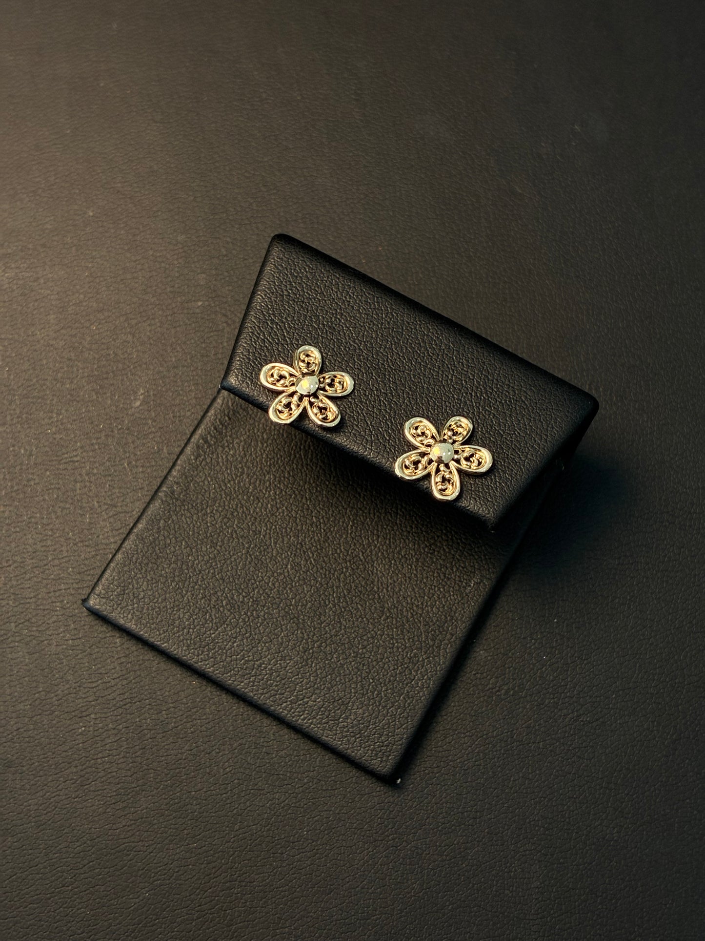 ARETES FLOWER GOLDEN